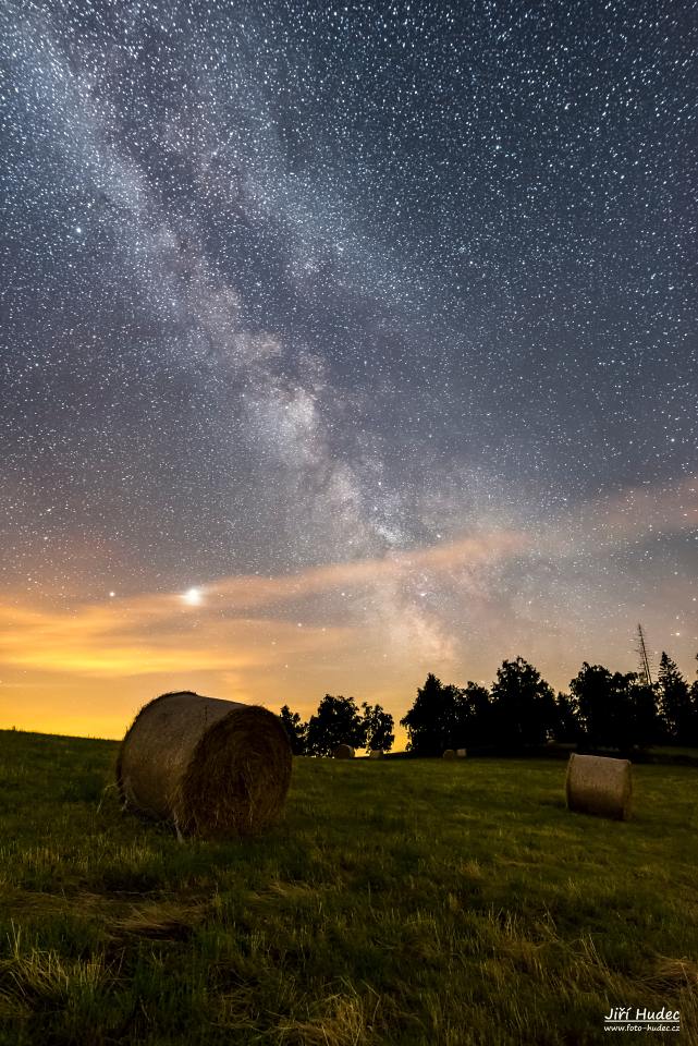 Balíky sena pod Mléčnou dráhou