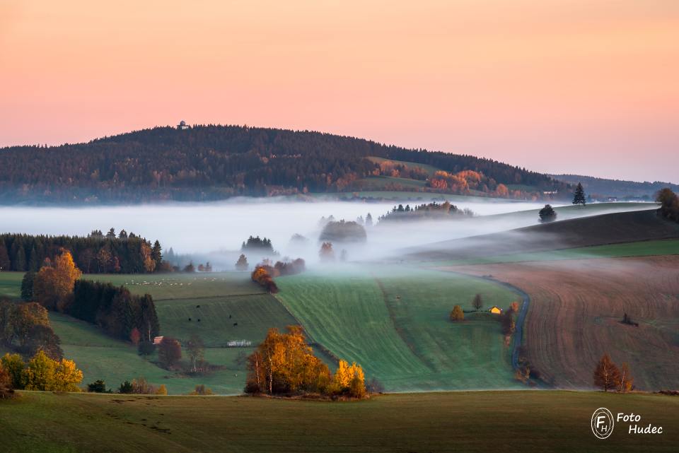 Buchtův kopec s ranní mlhou