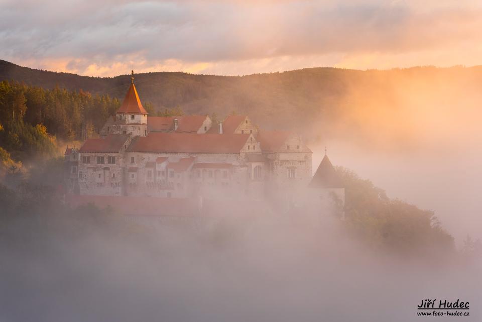 Hrad Pernštejn v ranní mlze.