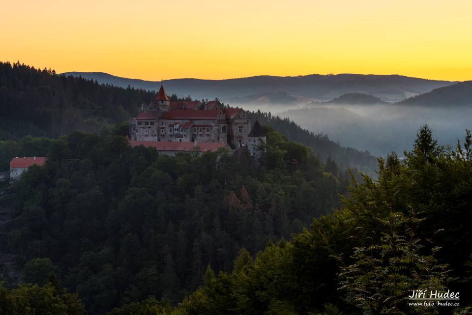 Hrad Pernštejn v ranním oparu 2