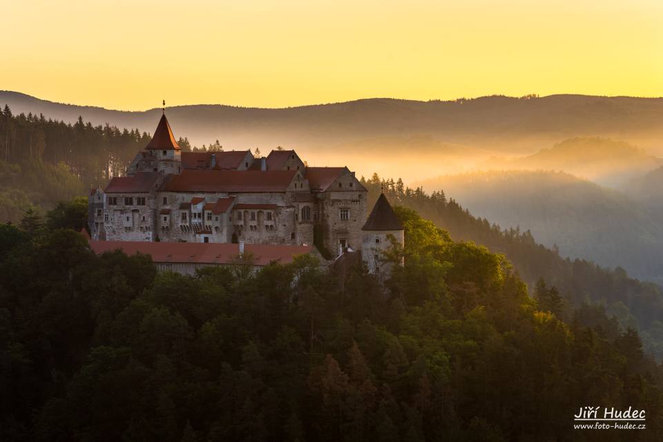 Hrad Pernštejn v ranním oparu