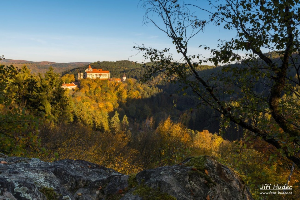 Hrad Pernštejn ve večerním světle