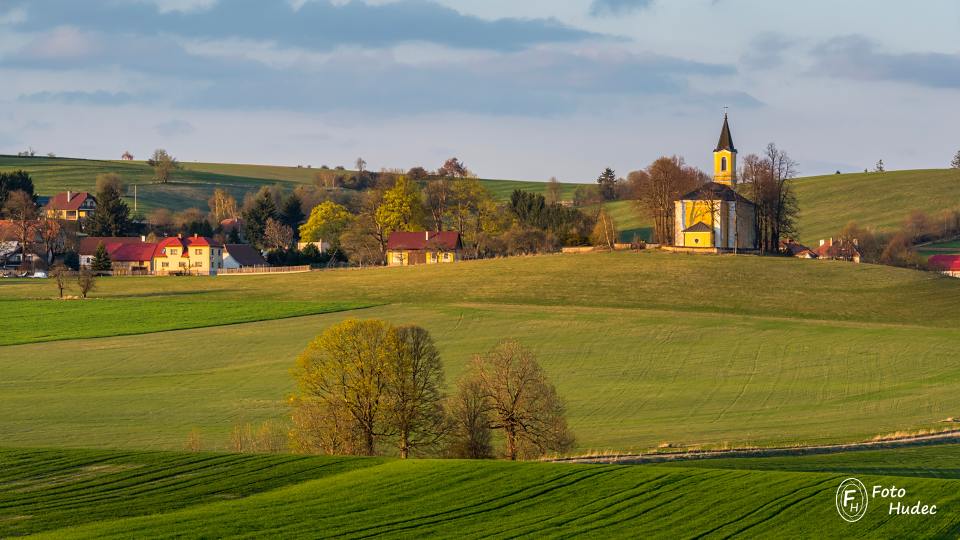 Jarní kostel sv. Mikuláše ve večerním světle