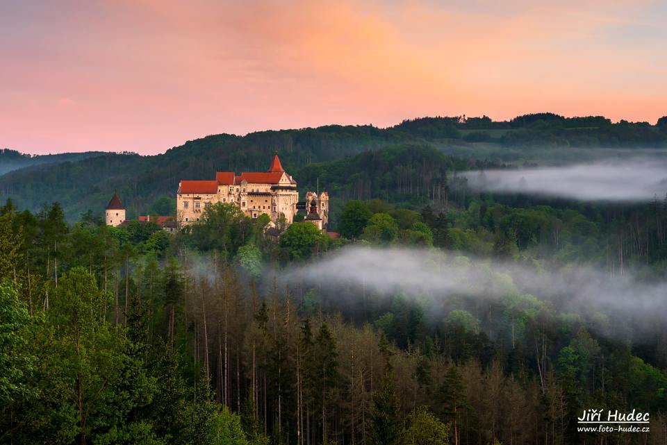 Jarní Pernštejn s ranní mlhou 2