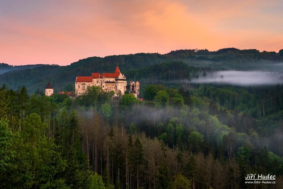 Jarní Pernštejn s ranní mlhou 3