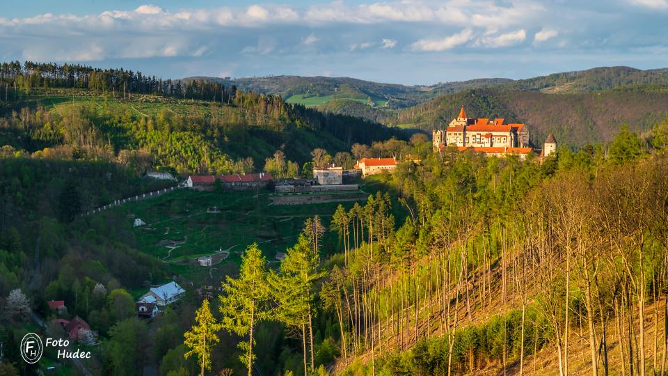 Jarní Pernštejn ve večerním světle