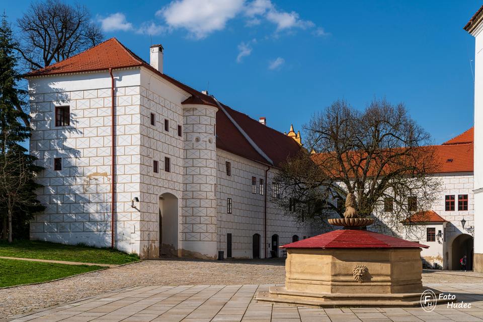 Jarní zámek Třebíč s kašnou
