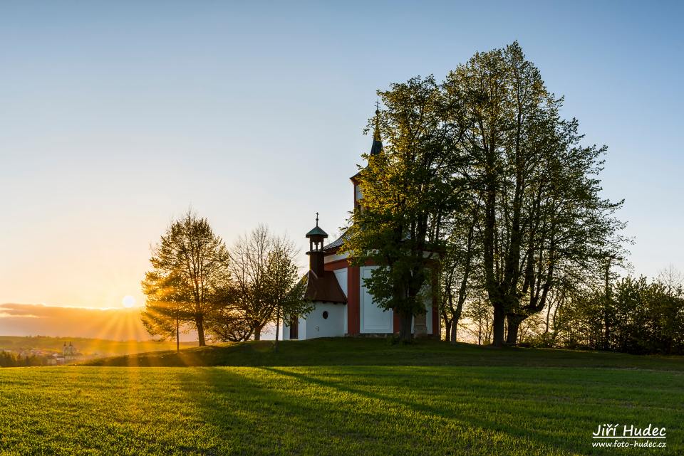 Jarní západ slunce u kaple sv. Jana Nepomuckého