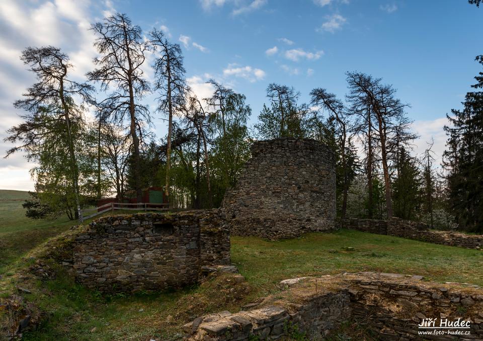Jarní zřícenina hradu Lísek