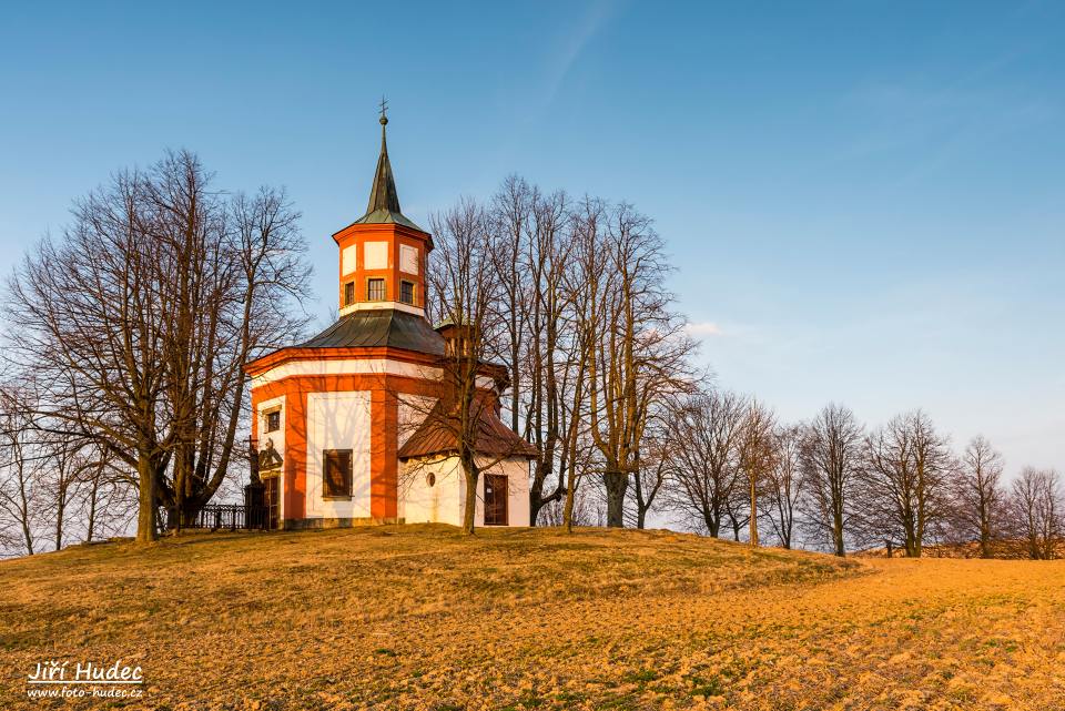 Kaple sv. Jana Nepomuckého osvícená zapadajícím sluncem