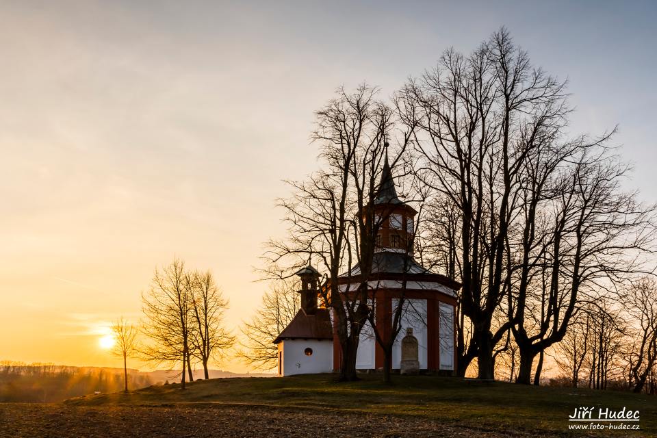 Kaple sv. Jana Nepomuckého při západu slunce