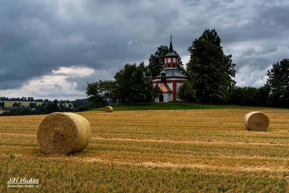 Kaple sv. Jana Nepomuckého s balíky