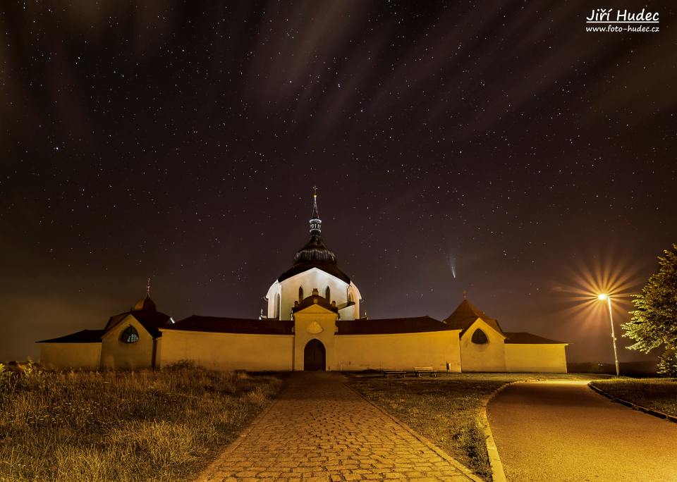Kometa Neowise na kostelem sv. Jana Nepomuckého na Zelené hoře