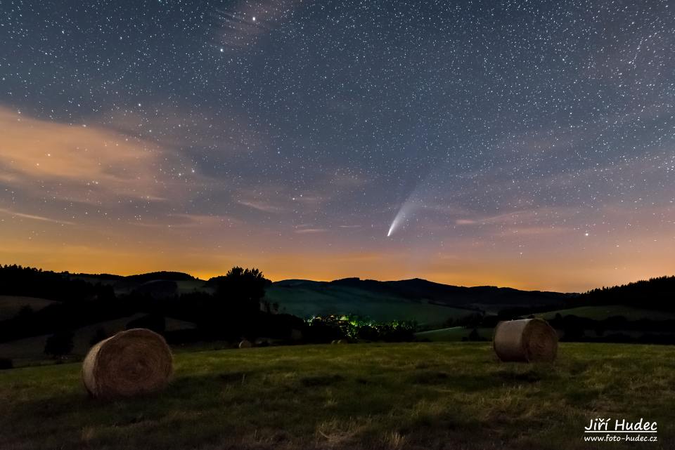 Kometa Neowise nad balíky sena