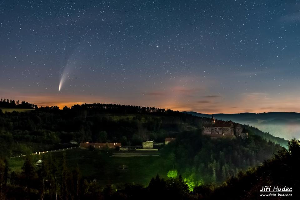 Kometa Neowise nad hradem Pernštejn