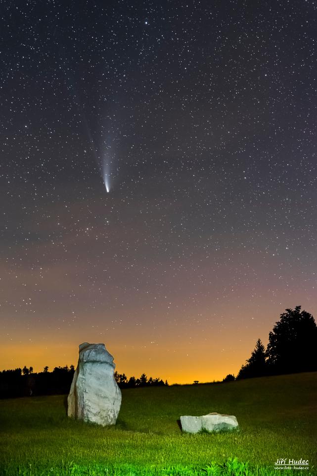 Kometa Neowise nad Monumentem Radka Jaroše 2