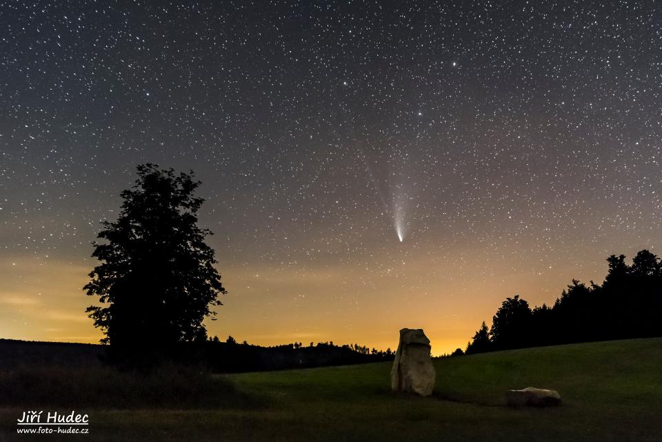 Kometa Neowise nad Monumentem Radka Jaroše 3