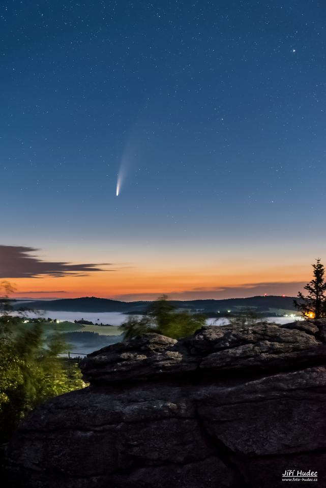 Kometa Neowise nad Paseckou skálou