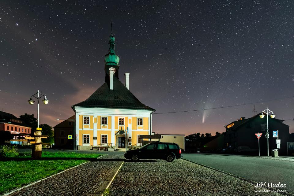 Kometa Neowise u radnice v Bystrém