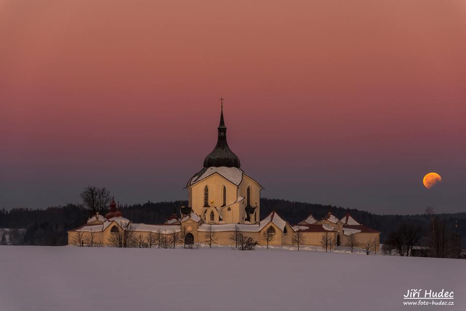 Končící zatmění měsíce nad Zelenou horou