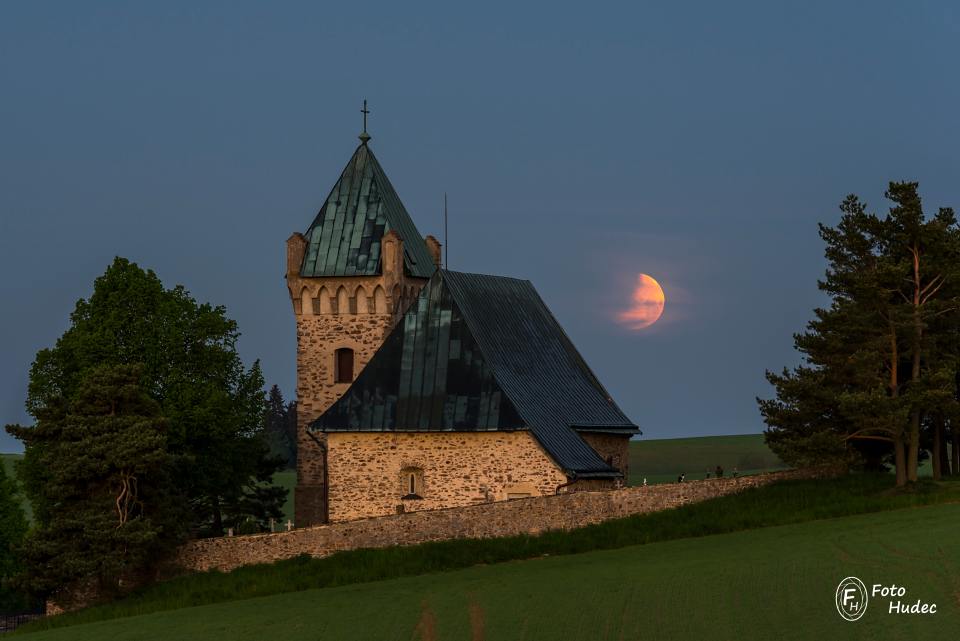 Konec zatmění měsíce nad Vítochovským kostelíkem