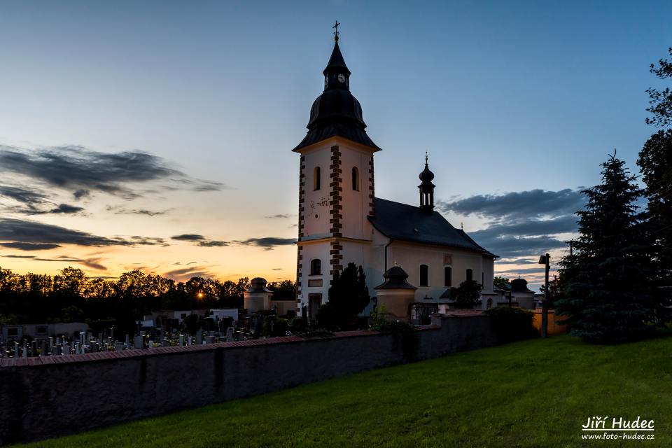Kostel Panny Marie Sedmibolestné při soumraku