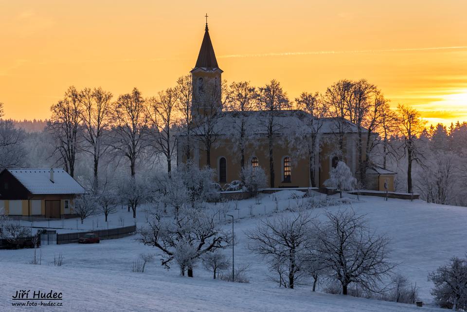 Kostel sv. Mikuláše v mrazivém ránu
