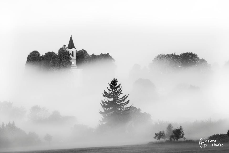 Kostel sv. Mikuláše v ranní mlze - černobílý
