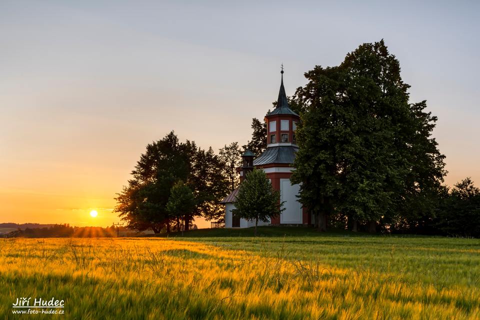 Letní západ slunce u kaple sv. Jana Nepomuckého v Hartmanicích 2