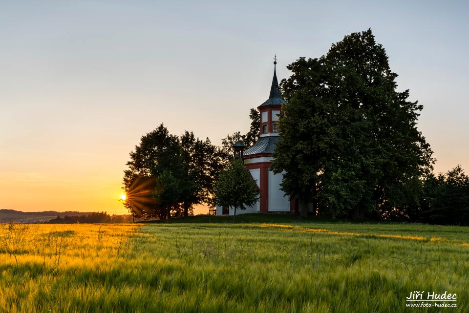 Letní západ slunce u kaple sv. Jana Nepomuckého v Hartmanicích