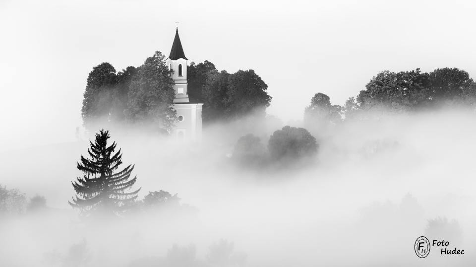 Lísecký kostel v mlze