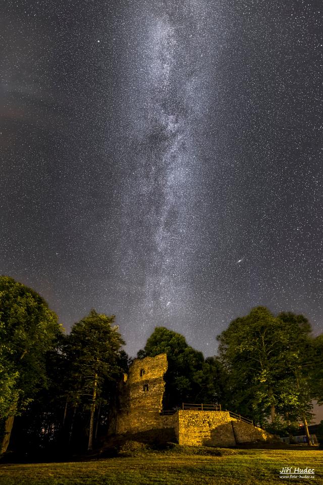 Mléčná dráha nad hradem Dalečín