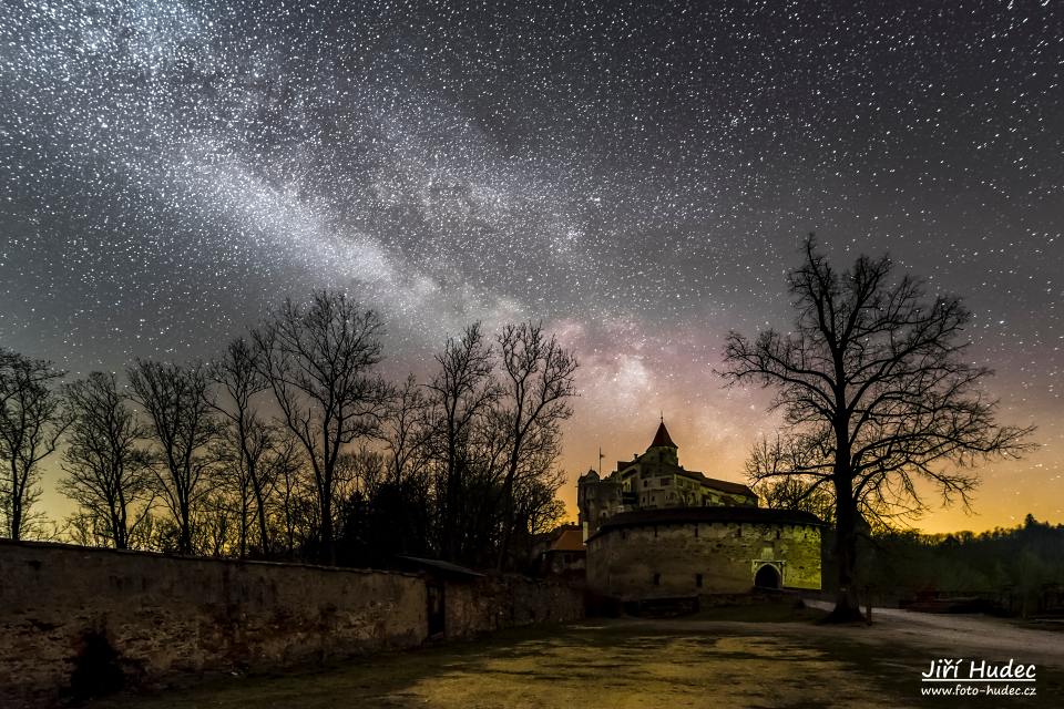 Mléčná dráha nad Pernštejnem