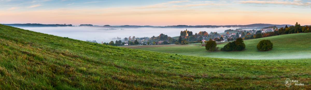 Mlhavý podzimní Lísek panoramatický