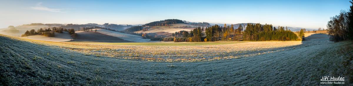 Mrazivé podzimní panorama nad Ubušínem