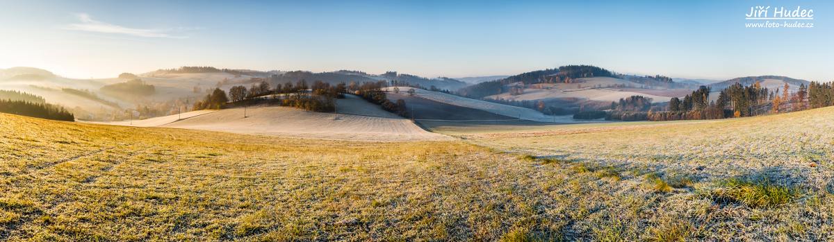 Mrazivé podzimní panorama nad Ubušínkem