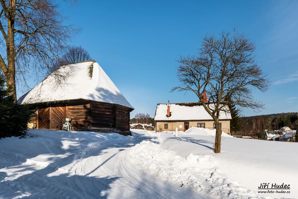 Osmiboká roubená stodola v Pusté Rybné 1