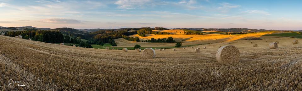 Panorama večerní krajiny s balíky