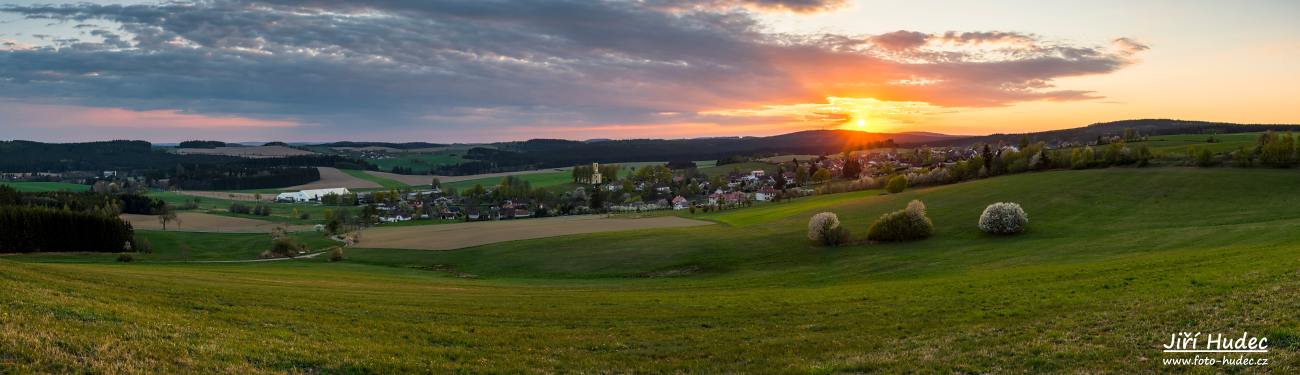 Panorama západu slunce nad Lískem