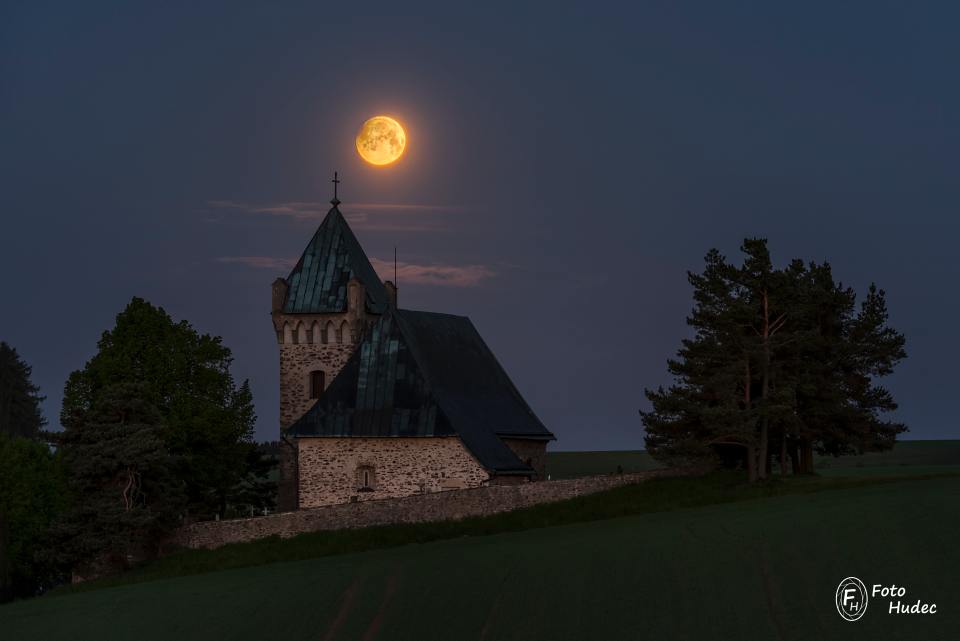 Počátek zatmění měsíce nad Vítochovským kostelíkem