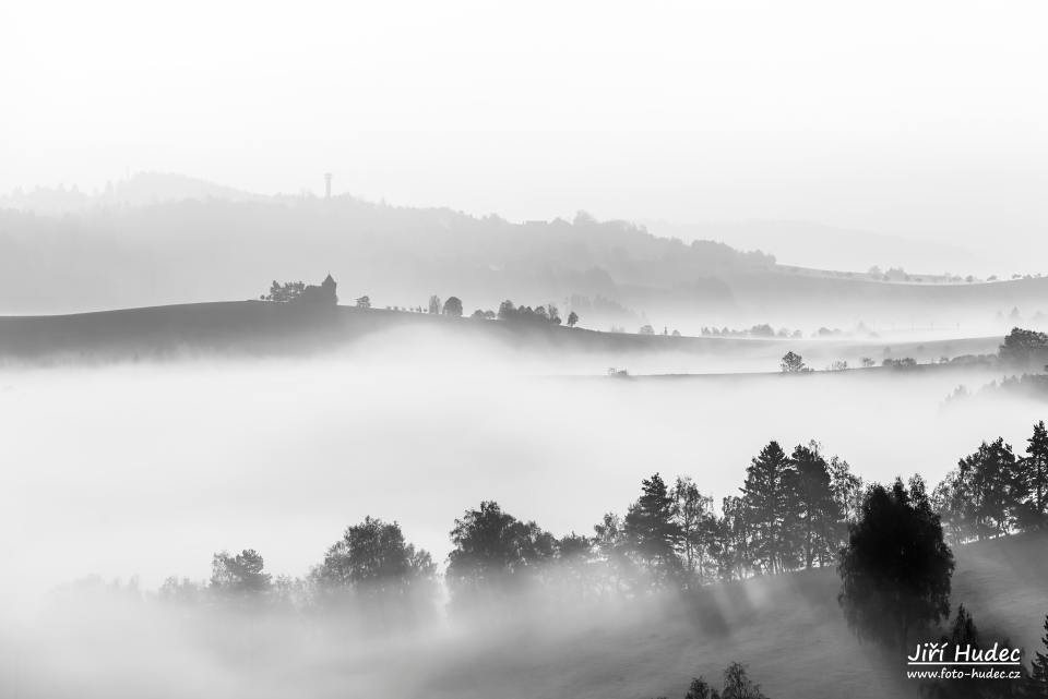 Podzimní mlha pod Vítochovským kostelíkem
