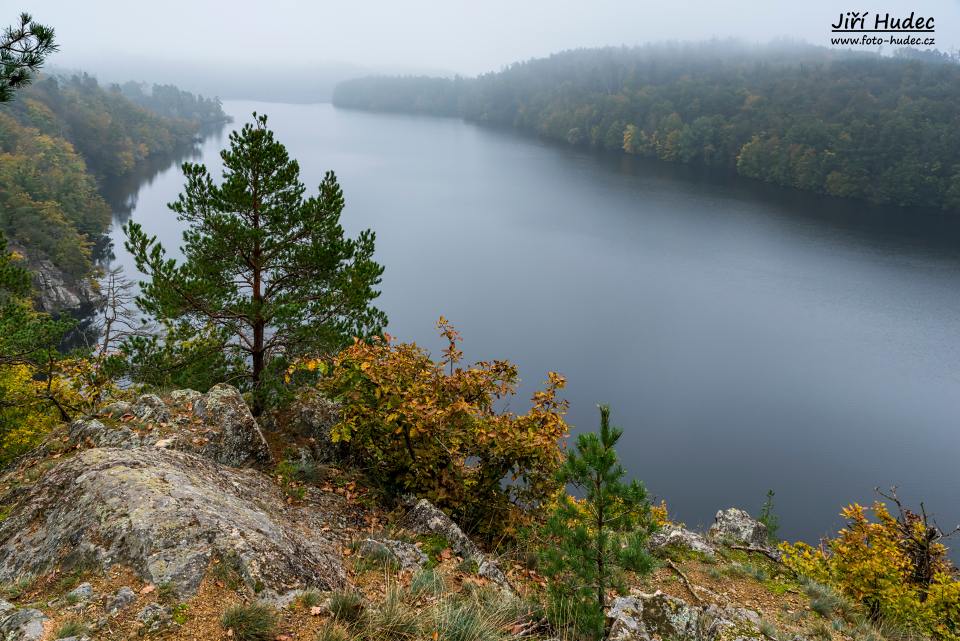 Podzimní mlhavá Dalešická přehrada 2