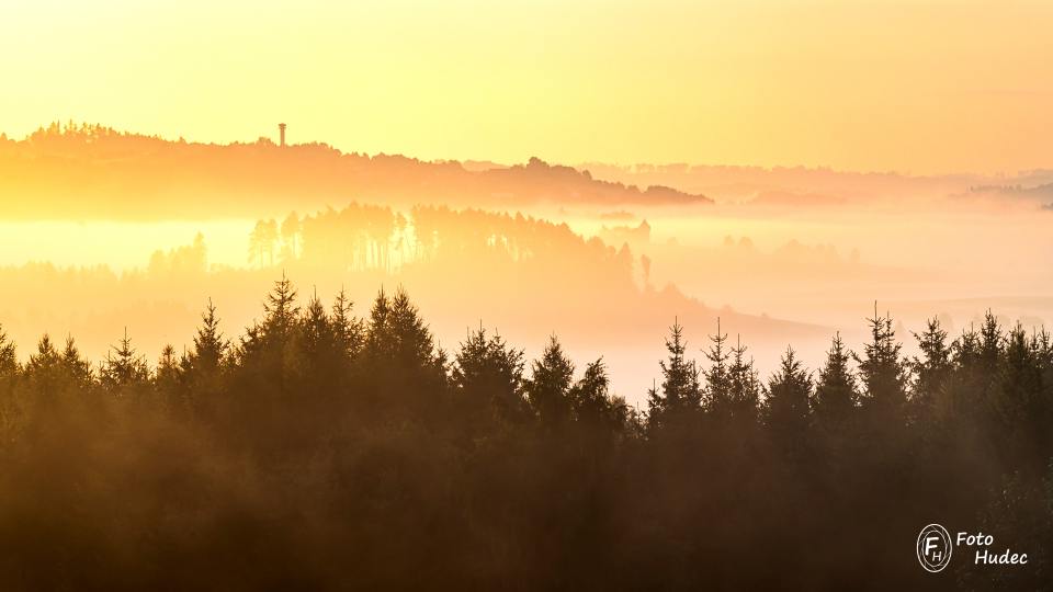 Podzimní mlhavá krajina pod Karasínskou rozhlednou