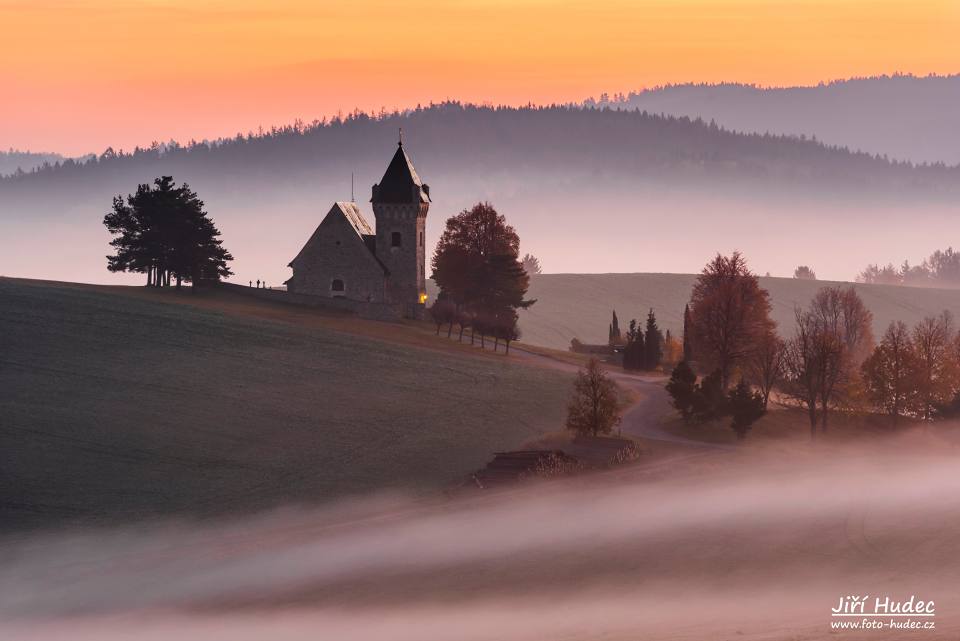 Podzimní mlhavé ráno u Vítochovského kostelíka