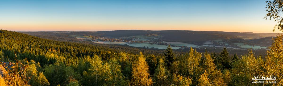 Podzimní panorama z Malinské skály při východu slunce