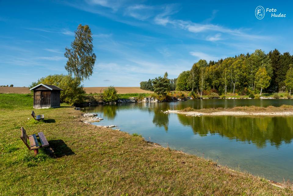 Podzimní pláž lomu Dolní Rožínka.