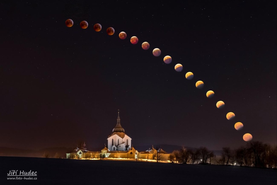 Průběh zatmění měsíce nad Zelenou horou