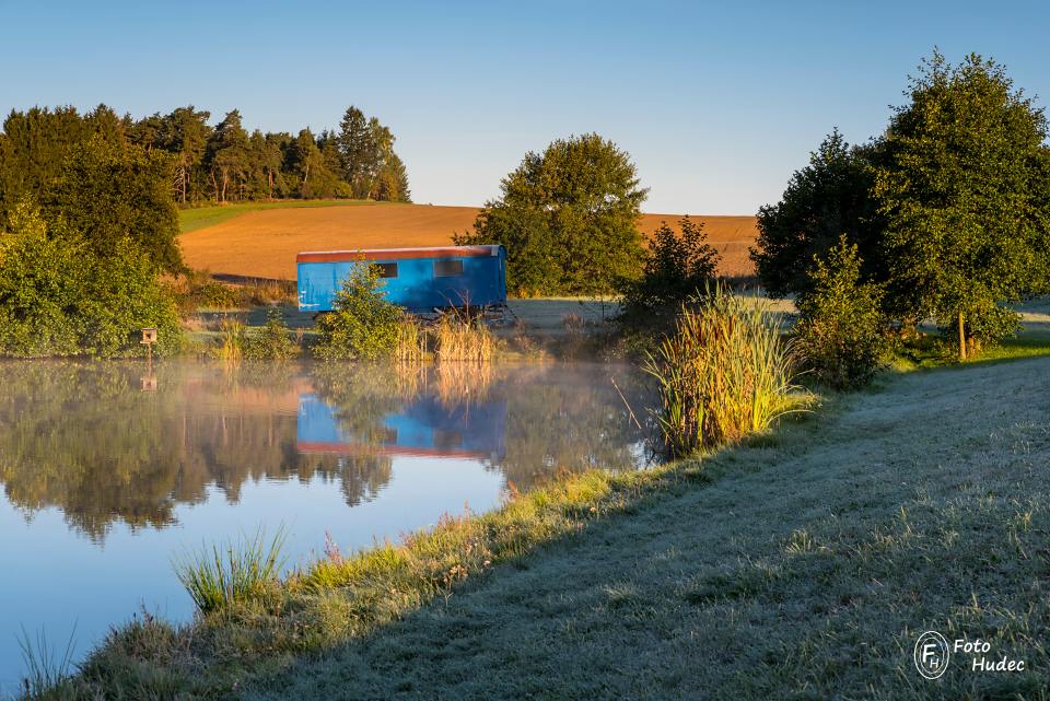 Ranní maringotka u rybníka