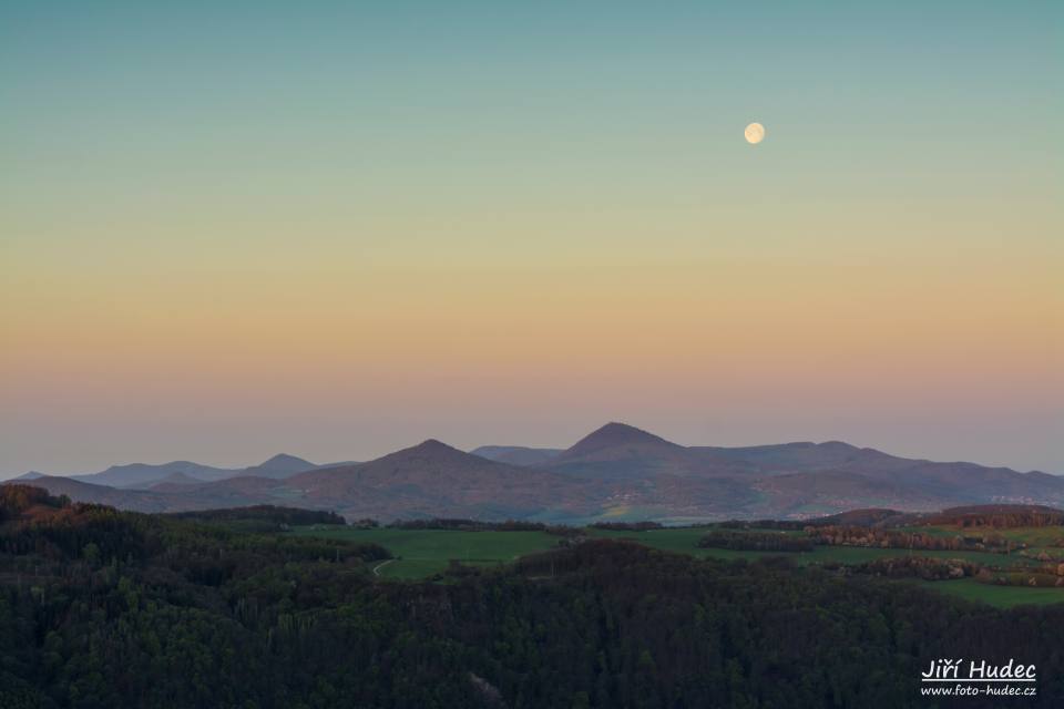 Ranní měsíc nad Milešovkou