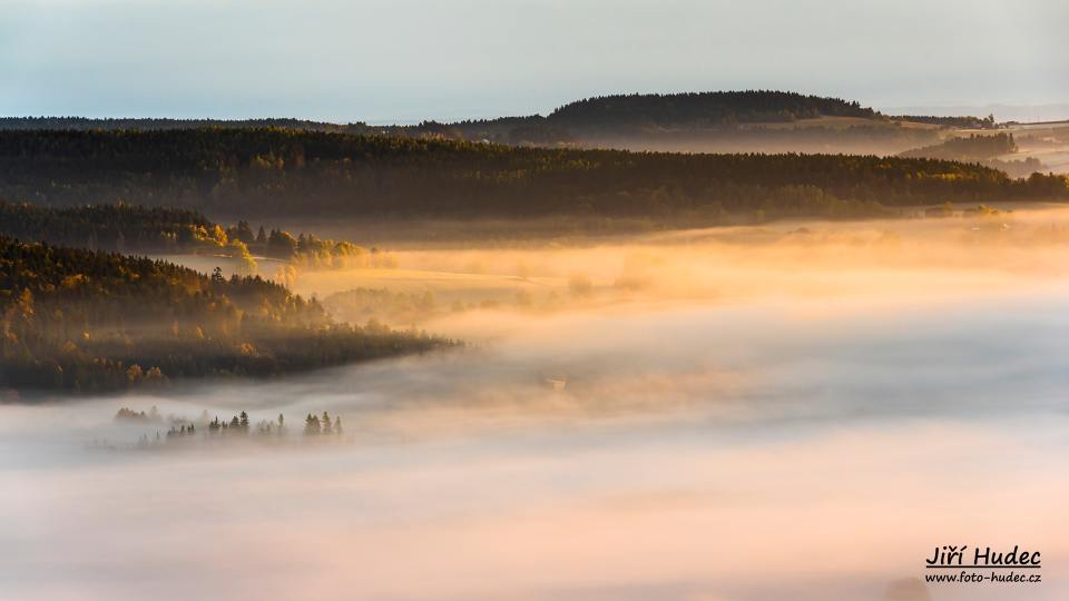 Ranní mlha nad Březinami